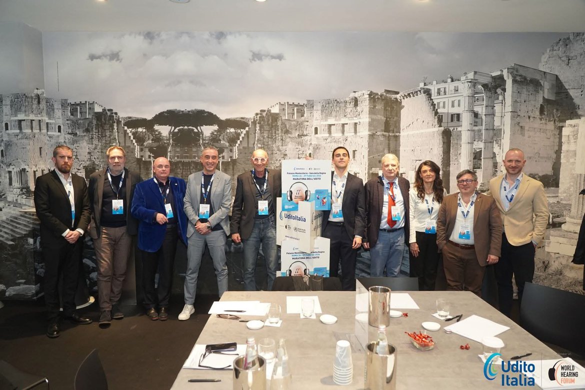 rinnovo patente udito,test audiometrico patente,sicurezza stradale udito,apparecchi acustici guida,requisiti uditivi guida,nuovo codice della strada udito,certificazione apparecchi acustici patente,protesi acustiche patente